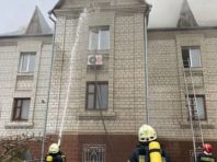У Києві рятувальники винесли з палаючого будинку газові балони