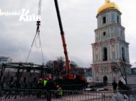 «Скелет» ялинки готують до встановлення на Софійській площі