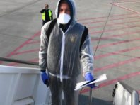 У захисному спецкостюмі: як футболіста збірної України відправляли додому з Німеччини