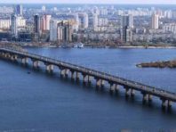 У Києві «замінували» міст Патона: рух перекрито
