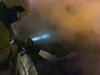 У дворі 5-поверхового будинку в столиці згорів автомобіль