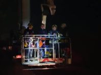 На лівий берег повертають світло: київські рятувальники зняли чоловіка з високовольтної опори [Фото]