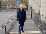 Як живеться людям із вадами зору: просто спробуйте заплющити очі і пройтися вулицями столиці