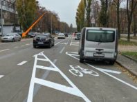 У Києві водії паркують автомобілі на велосипедних смугах