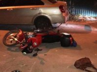 У Києві мотоцикліст вихопив у жінки сумку і врізався в авто