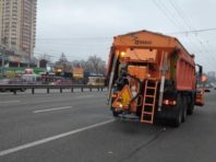 В очікуванні снігу дорожні служби чергують у столиці  [Фото]