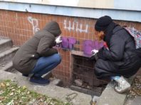 Столичні активісти і поліція замалювували написи на стінах