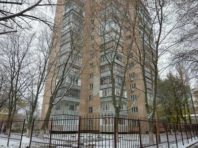 У Святошинському районі активні мешканці огородили будинок від дороги [Фото]