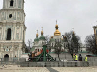 На Софіївській площі у Києві почали встановлювати головну ялинку країни [Фото]