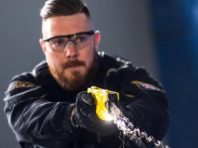 Українська поліція випробовує на собі електрошокери