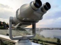 У Києві зі «скляного» мосту намагалися поцупити оглядовий бінокль