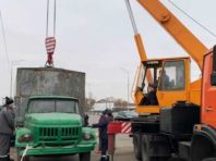 На Троєщині розігнали вуличних торговців: 13 авто евакуювали [Фото]