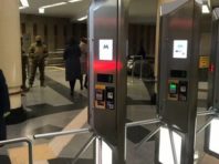 Розширені двері та антивандальні турнікети: у Києві переобладнали станцію метрополітену [Фото]