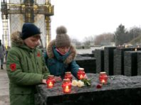 Свічки і яблука: тисячі киян прийшли до Музею Голодомору пом’янути невинних жертв