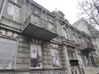 На фасаді старовинного будинку у центрі Києва влаштували «сплячу» фотовиставку