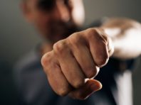 В одній із столичних квартир вдарили поліцейського