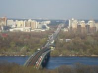 На столичному мосту Метро частково обмежили рух