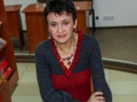 Українська письменниця Оксана Забужко виставила сукню на благодійний аукціон