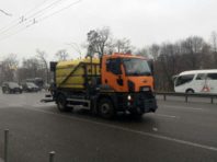 Дороги у столиці обробляють від ожеледиці