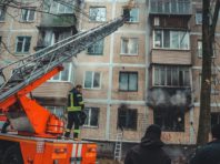 З палаючого будинку київські пожежні врятували 5 людей, один вистрибнув з вікна
