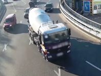 У Святошинському районі оштрафували водія, який розлив бетон на вулиці