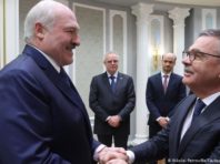 Глава Міжнародної федерації хокею вибачився після обіймів з Лукашенко