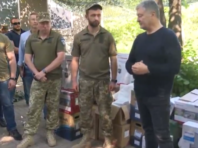 Порошенко поїхав на фронт, побував на “нулі” і передав військовим комплект відеоспостереження за противником