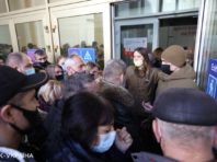 Збій електронної черги: натовп штурмує центр вакцинації в київському МВЦ