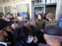 В Івано-Франківську охочі вакцинуватися заблокували медиків у прищепному центрі