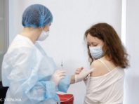 Чи можна людям з алергією вакцинуватися від COVID-19: відповідь експерта