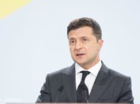 Зеленський звернувся до українців: треба “включити” мозок і вакцинуватися
