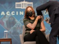 Віцепрезидент США щепилася додатковою дозою вакцини від коронавірусу
