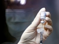 Вакцинуйтеся або шукайте роботу: медиків Британії попередили про крайній термін щеплень