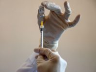 Вакцинація в шість разів знижує ризик зараження COVID-19