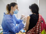 Вакцинація від COVID в регіонах: лідери та аутсайдери за кількістю щеплень