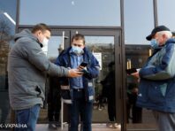 Бізнес зобов’язали зчитувати COVID-сертифікати через “Дію”: як це зробити