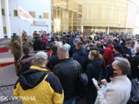 Без масок та дистанції. Біля київського МВЦ знову великі черги
