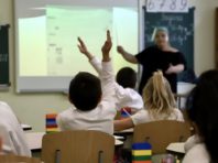 Харків і Черкаси виводять школи з довгих канікул. Відразу на очне навчання