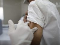 У Франції зріс попит на бустерну дозу COVID-вакцини