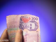 Третій банк почав нараховувати тисячу гривень за вакцинацію