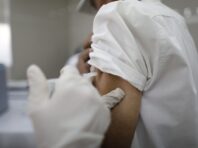 Польща вводить обов’язкову вакцинацію для медпрацівників з 1 березня