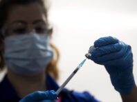 Вакцина Pfizer проти “Омікрону”. Для захисту рекомендують скоротити інтервал між дозами