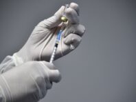 Штам “Омікрон” здатний обходити захист COVID-вакцин, – китайські вчені