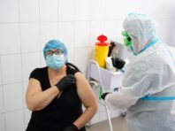 Список професій для обов’язкової вакцинації розширено: кого не пустять на роботу без щеплення