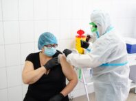 Одну дозу вакцини проти COVID-19 отримали 95,7%, – МОН