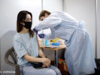 На бустерну вакцинацію від COVID можна записатися онлайн: як це зробити