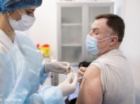 В Україні вакцинували від COVID ще 86 тисяч людей. З них лише третину – першою дозою