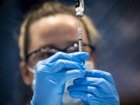 Стало відомо, чи можна подорожувати з курсом CoronaVac та бустером Pfizer