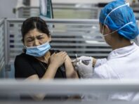 Китай вакцинував від COVID майже 90% населення