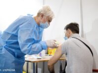 Темпи COVID-вакцинації сповільнилися вдвічі: ще 18 тисяч людей отримали щеплення